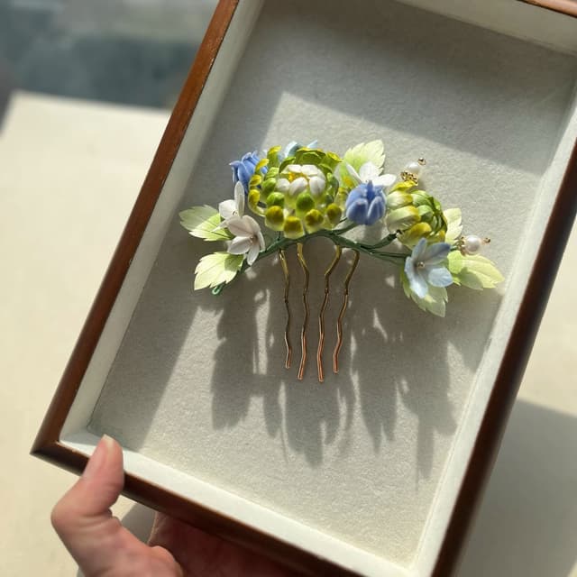 Green Chrysanthemum — Velvet Flower Comb — petals and wirework in detail
