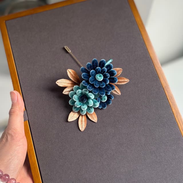Encounter — Deep Blue Daisy Brooch — petals and wirework in detail