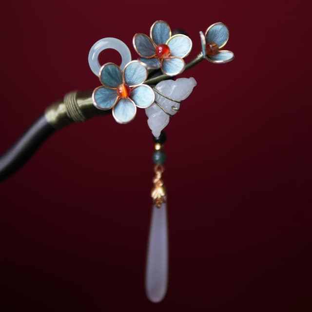 Ice Pure — White Chrysanthemum Hairpin — petals and wirework in detail