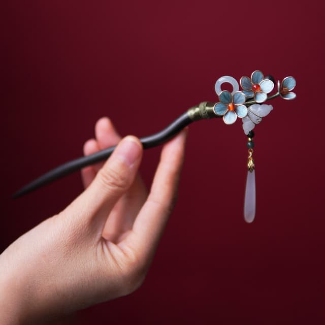 Ice Pure — White Chrysanthemum Hairpin — worn as part of a styling